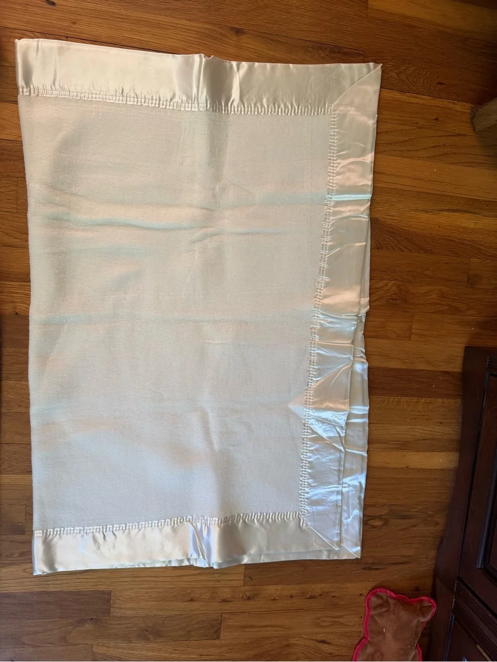 🌷VINTAGE off white satin trim 1960 baby blanket
